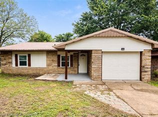 105 N Apache St, Sallisaw, OK 74955