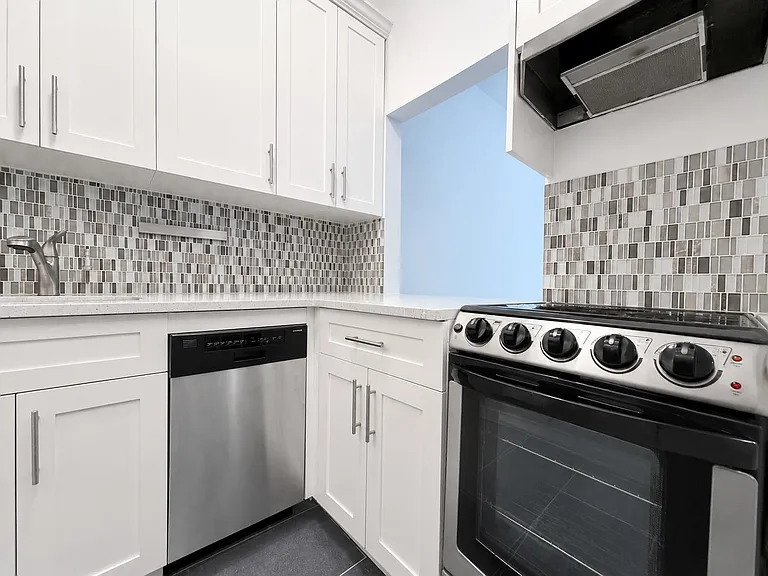 346 W 52nd St #2A — Photo 5