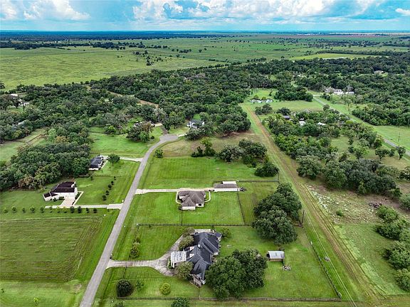 5th image of 802 Comanche Trail Dr