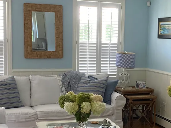 2 Manning Dr, Narragansett, RI 02882