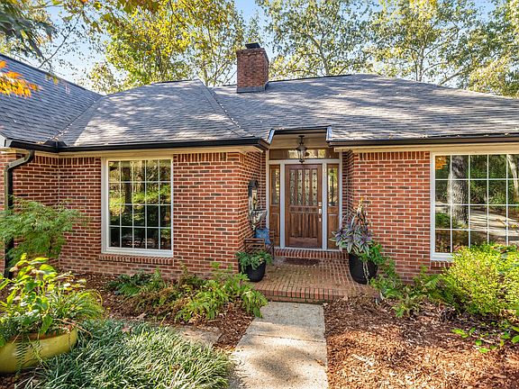 3rd image of 303 Woodlands Dr