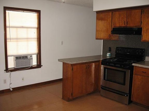 3rd image of 609 E Lee St