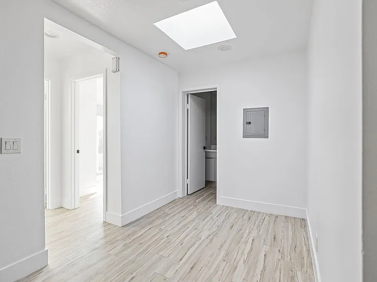 850 N Van Ness Ave — Photo 28