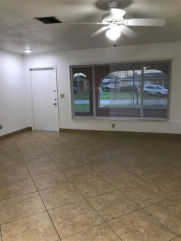 3 bed, 2.0 bath, 1298 sqft, $1,695 — Photo 3