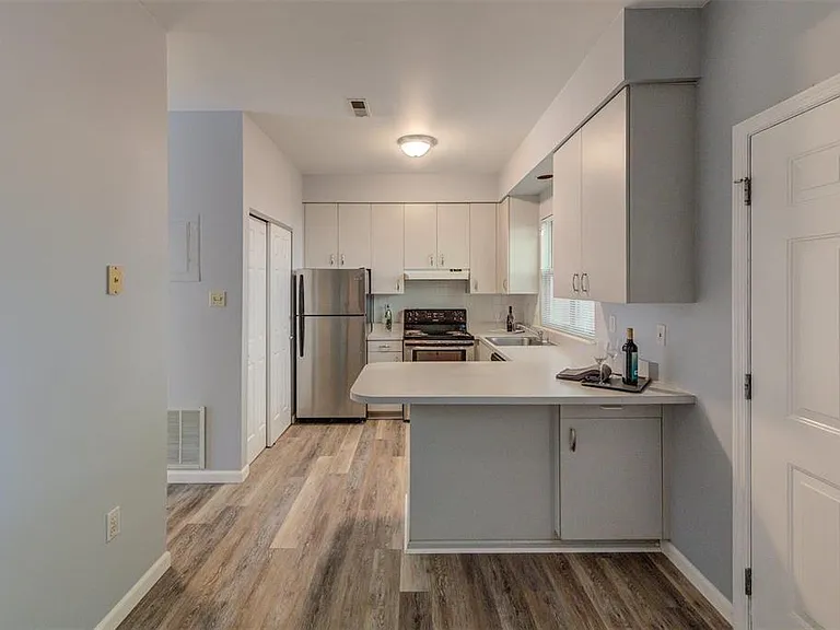 443 N Sarah St — Photo 3