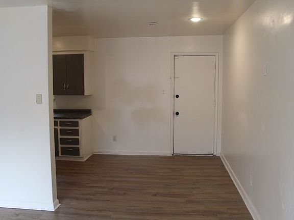 4th image of 6 York Dr