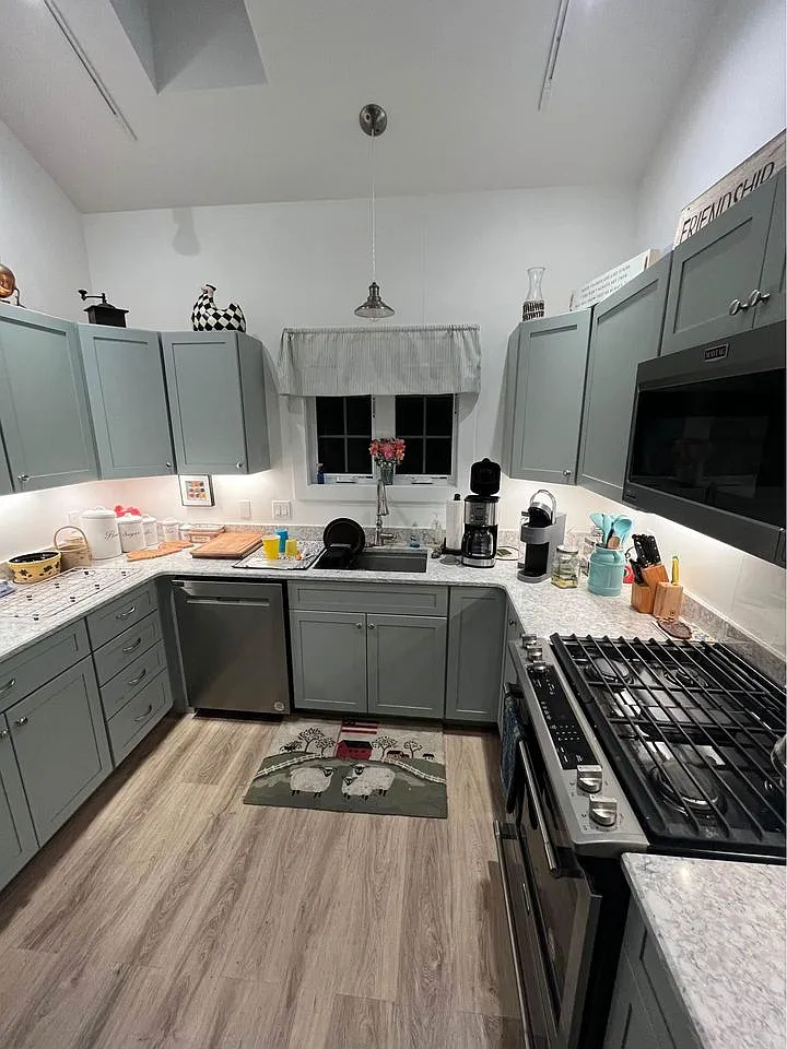 1 bed, 800 sqft, $1,900 — Photo 1