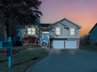 402 NW Orion Dr, Grain Valley, MO 64029