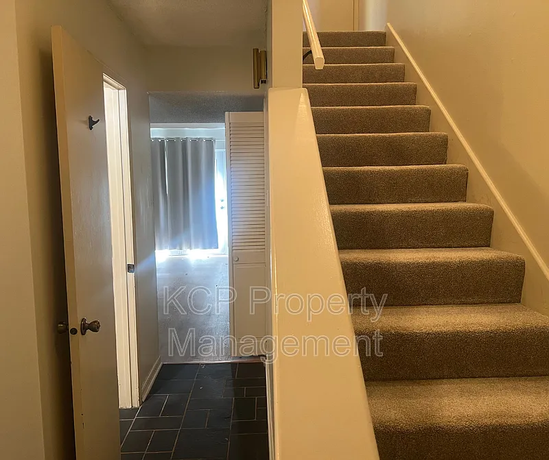2 bed, 1.5 bath, 1024 sqft, $875 — Photo 2