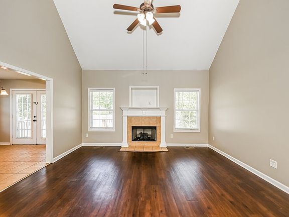 4th image of 3418 Leslie Ln