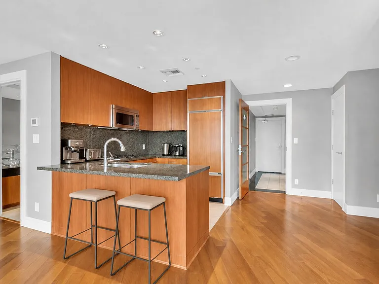 628 Kinghorne Mews #603 — Photo 3