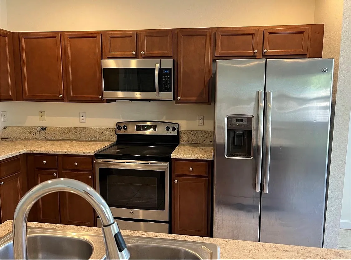 4 bed, 2287 sqft, $4,250 — Photo 3