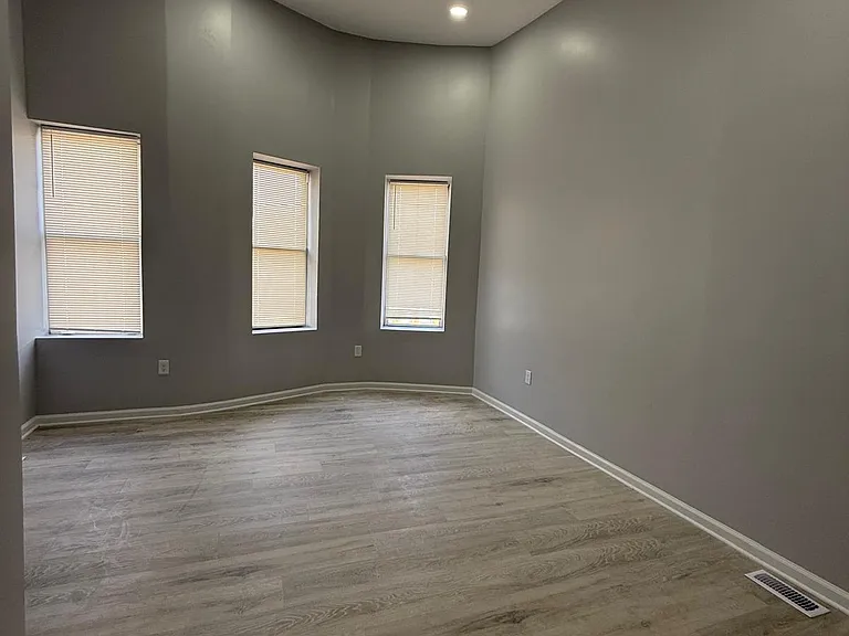 1806 N Mount St — Photo 17