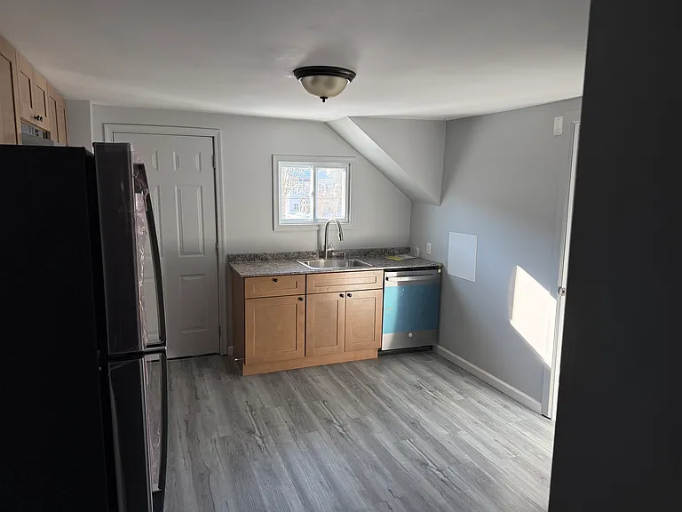 1110 Broadway Ave — Photo 4