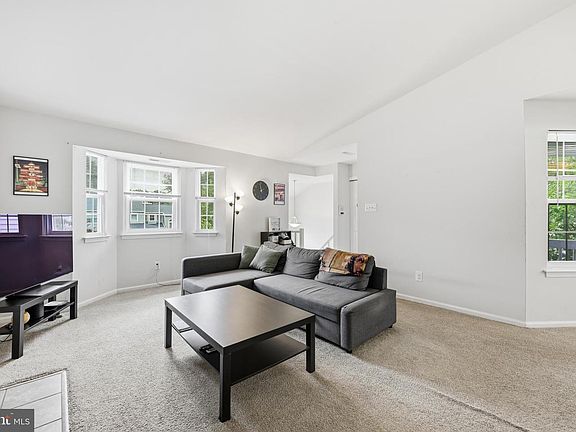 3rd image of 630 Rose Hollow Dr #B