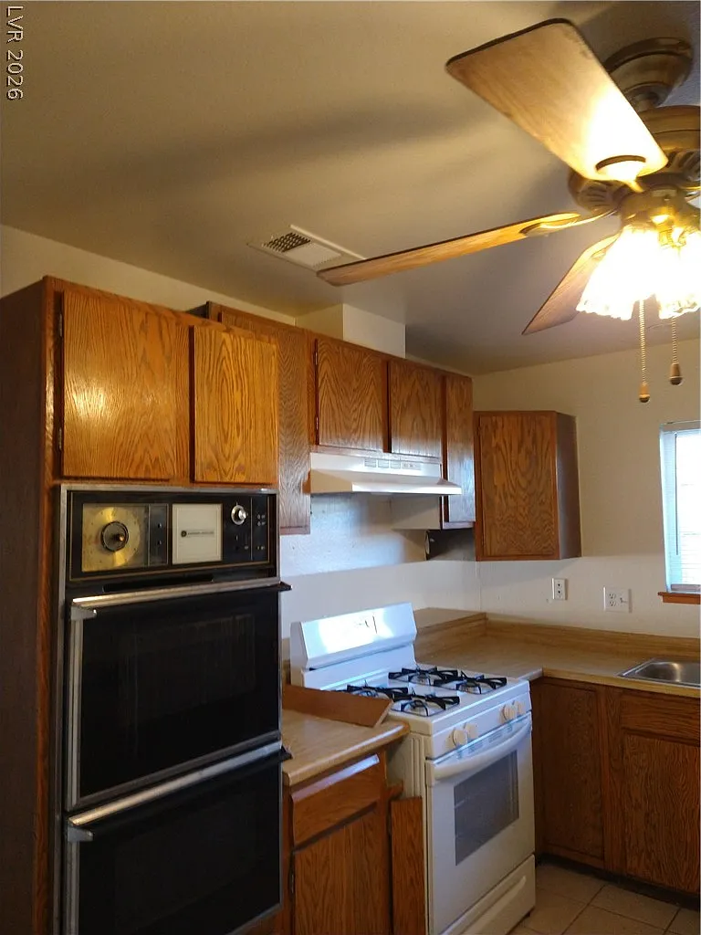 3 bed, 2.0 bath, 1620 sqft, $1,800 — Photo 2
