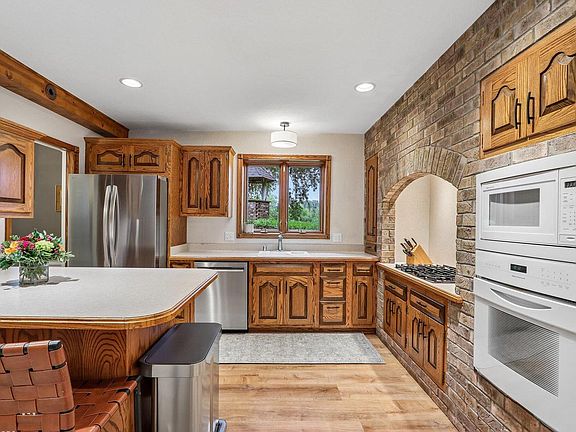 3rd image of 121 Saeger AVENUE
