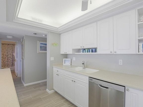 5th image of 440 Seaview Ct APT 810