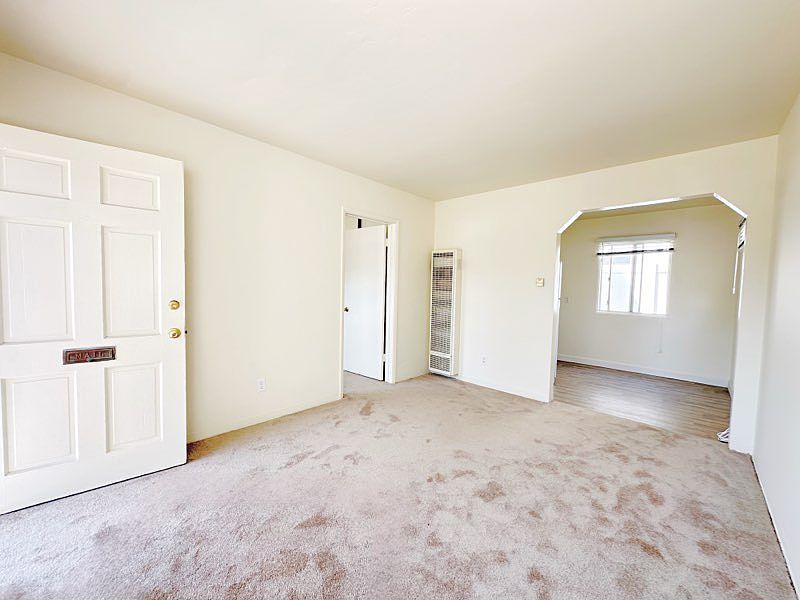 Lots of natural lighting, new carpets, wall mounted heater. Great cross-breeze with windows open :)