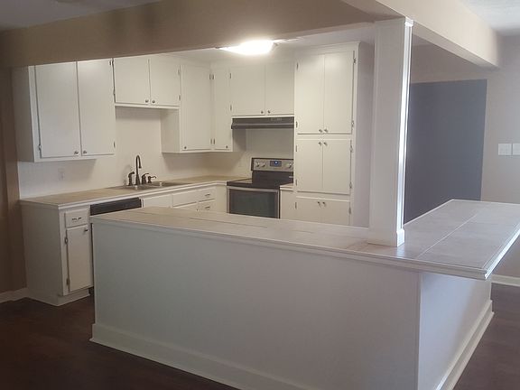 3rd image of 912 Hansel Dr