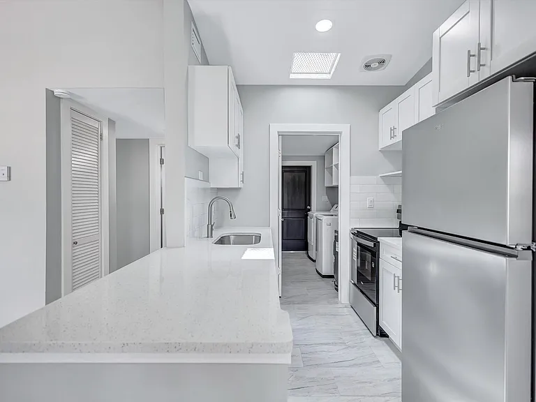 325 Capri Blvd — Photo 9