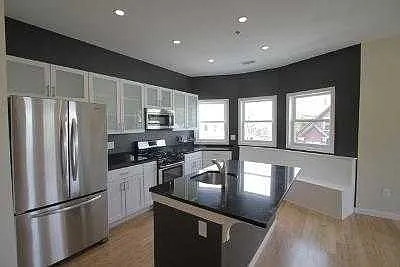 4 bed, $5,100 — Photo 1