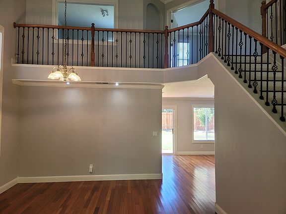 4th image of 2518 Burnaby Way