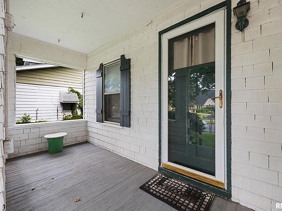 3rd image of 829 W Hanssler Pl