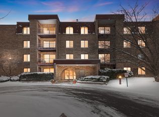 2050 Valencia Dr APT 300C, Northbrook, IL 60062