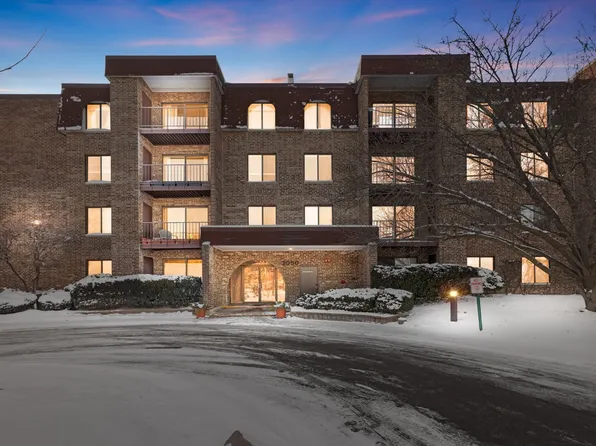 2050 Valencia Dr APT 300C, Northbrook, IL 60062