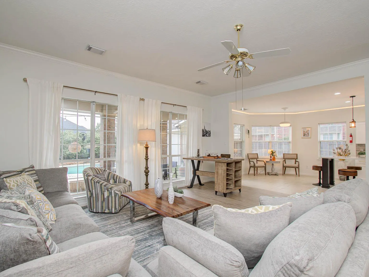 5 bed, 3.5 bath, 3713 sqft, $10,500 — Photo 3