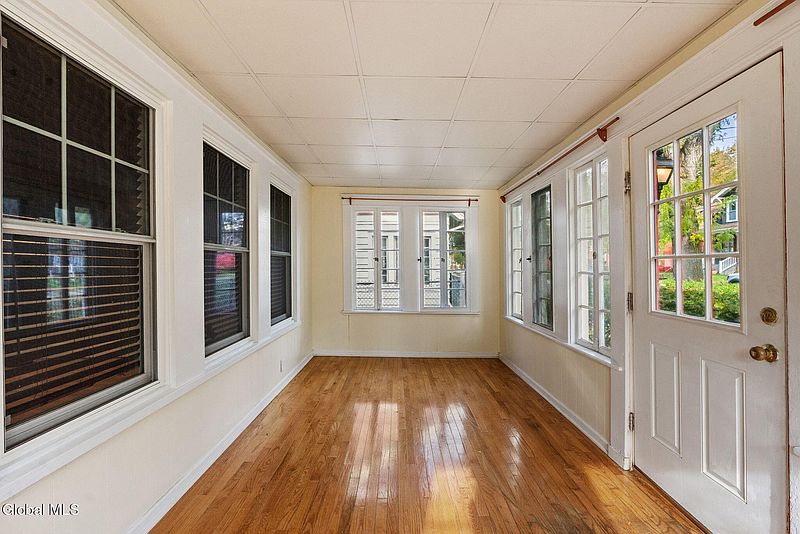 3rd image of 854 Park Avenue