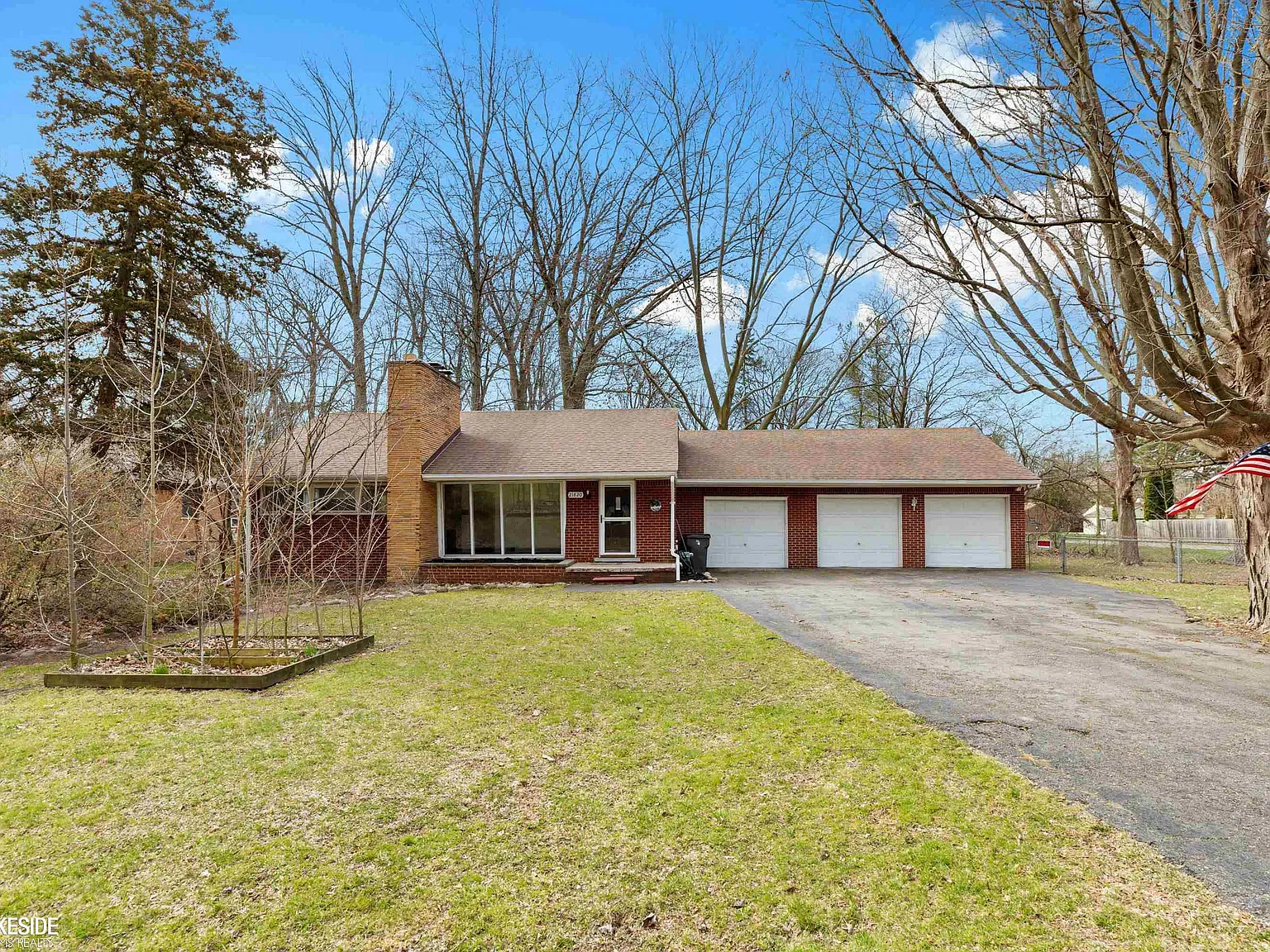 3 bed, 1.0 bath, 1096 sqft, $2,100 — Photo 2