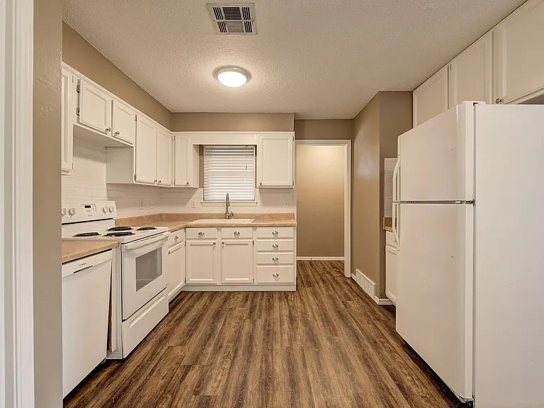 636 E 27th Pl — Photo 9