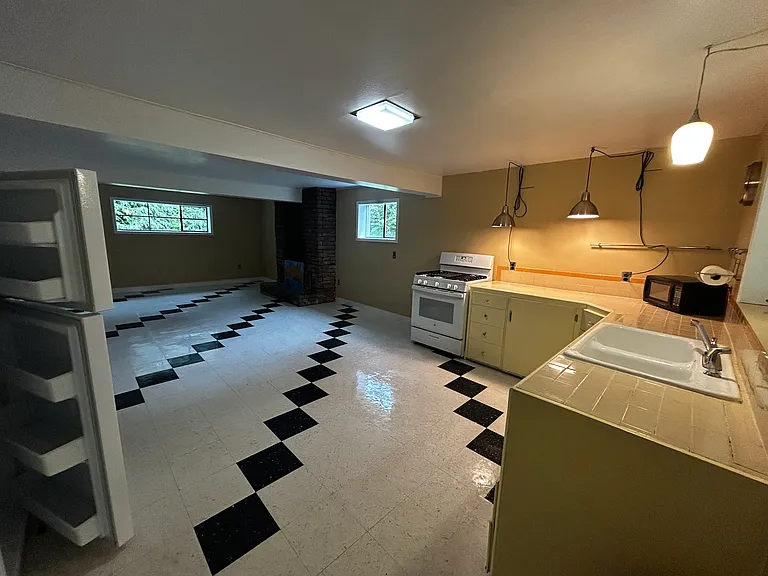 330 Sawmill Rd — Photo 8