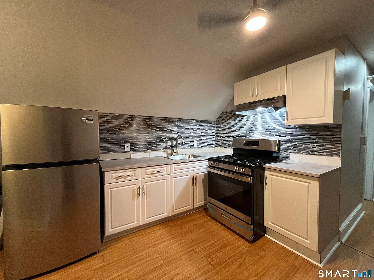 2 bed, 1.0 bath, 2870 sqft, $1,850 — Photo 2