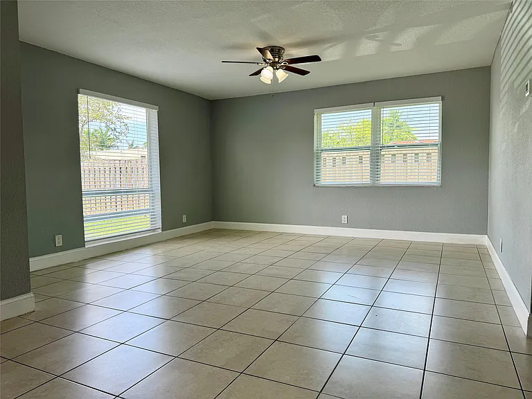 838 SW 14th St — Photo 13
