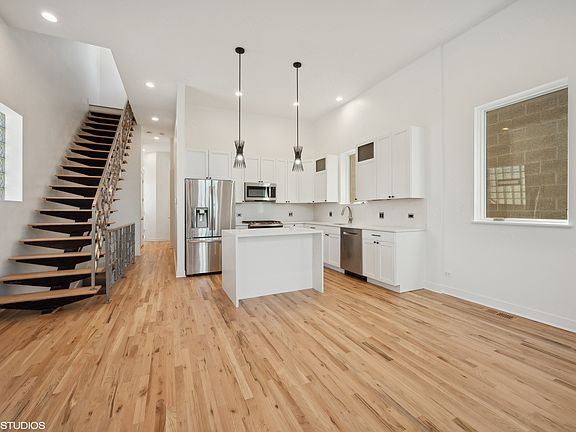5th image of 901 N Wood St APT 3