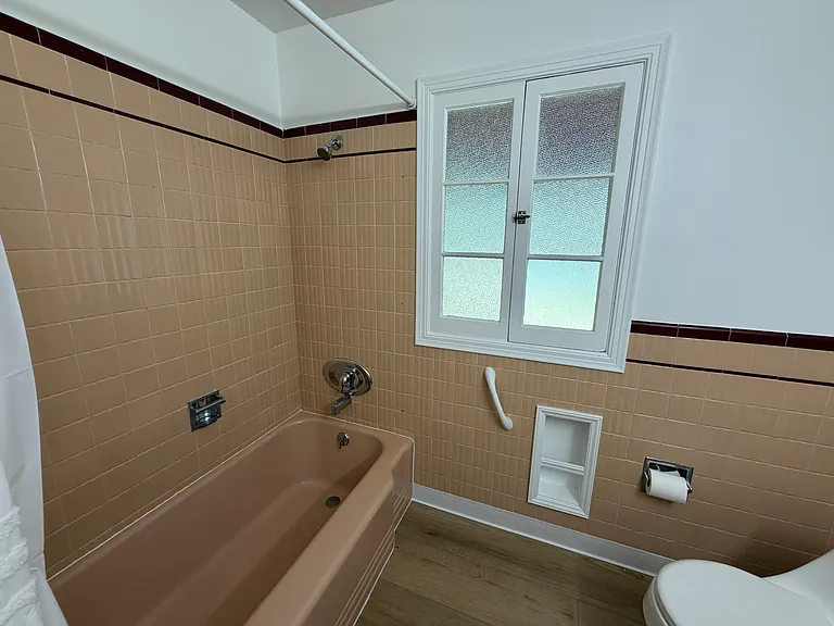 421 W Oakwood Blvd — Photo 10