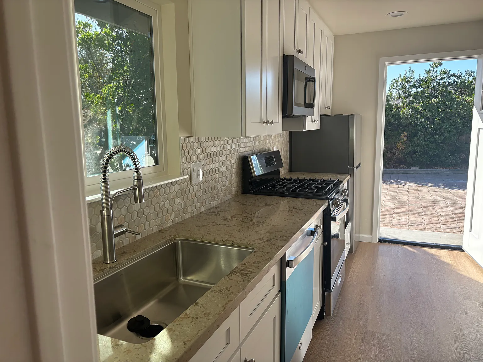 2 bed, 400 sqft, $2,400 — Photo 1