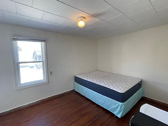 Bedroom w/ queen bed.