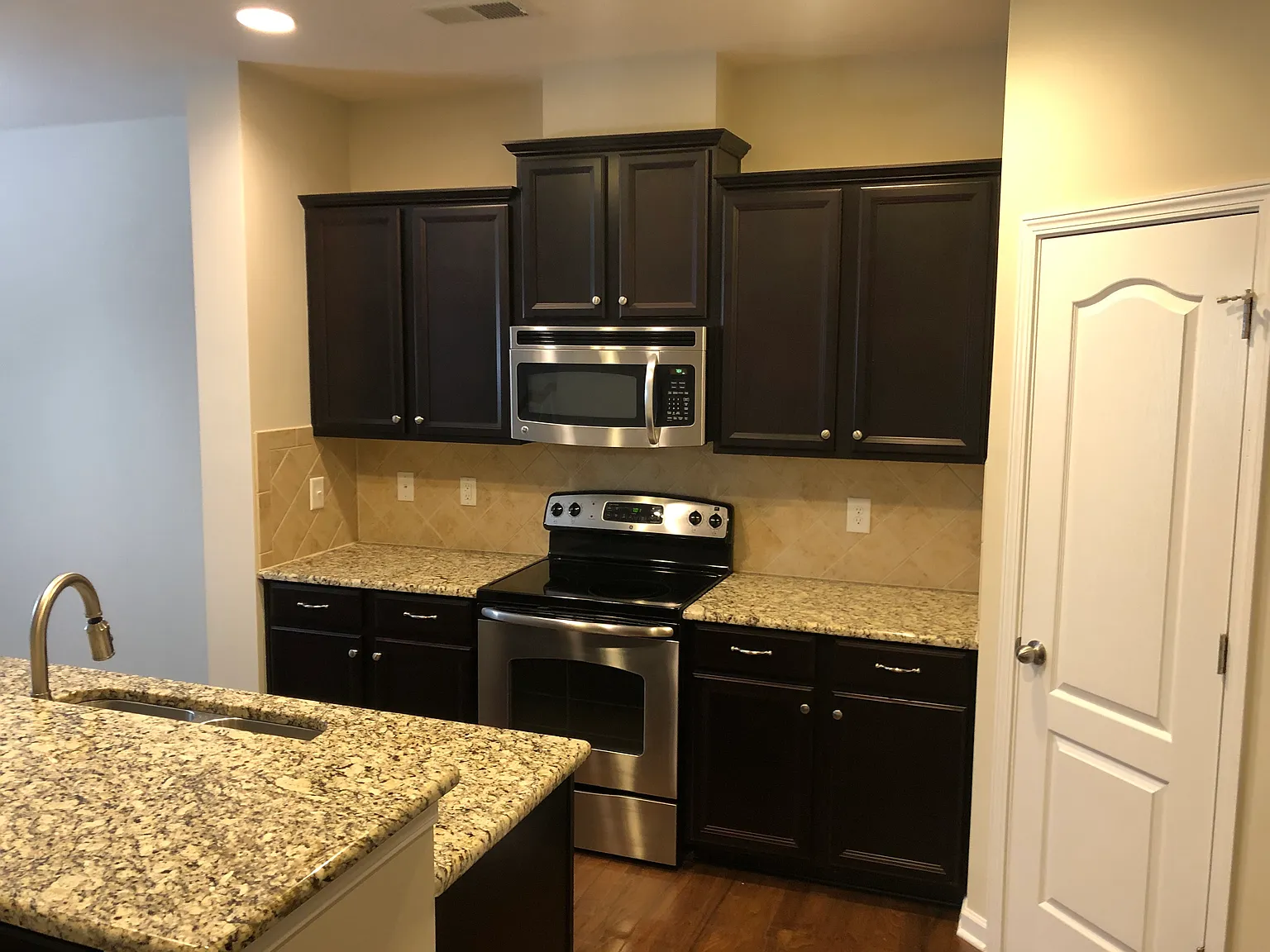 3 bed, 2.5 bath, 1882 sqft, $2,250 — Photo 2