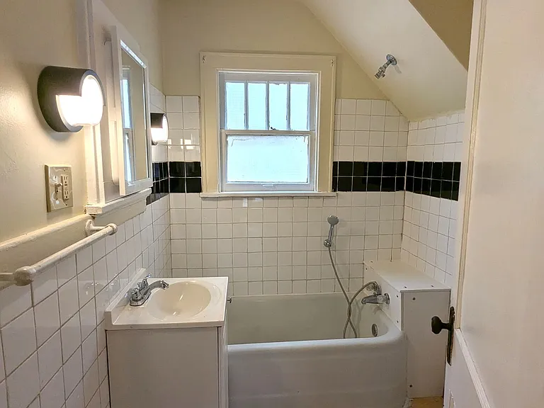 1042 Ada Ave — Photo 10