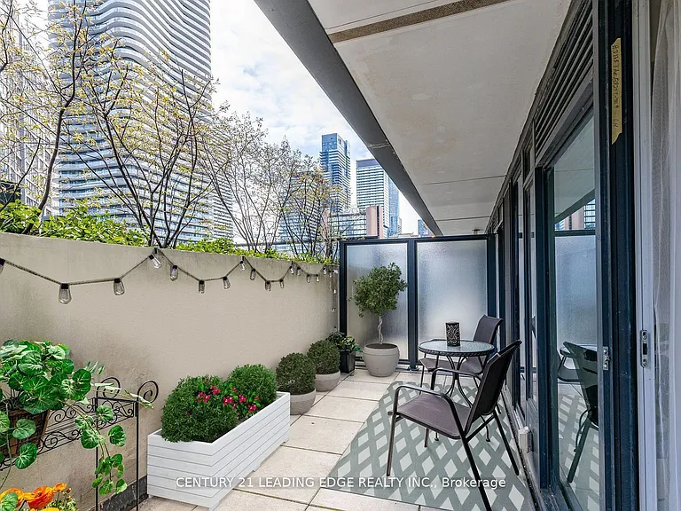 955 Bay St #913 — Photo 3