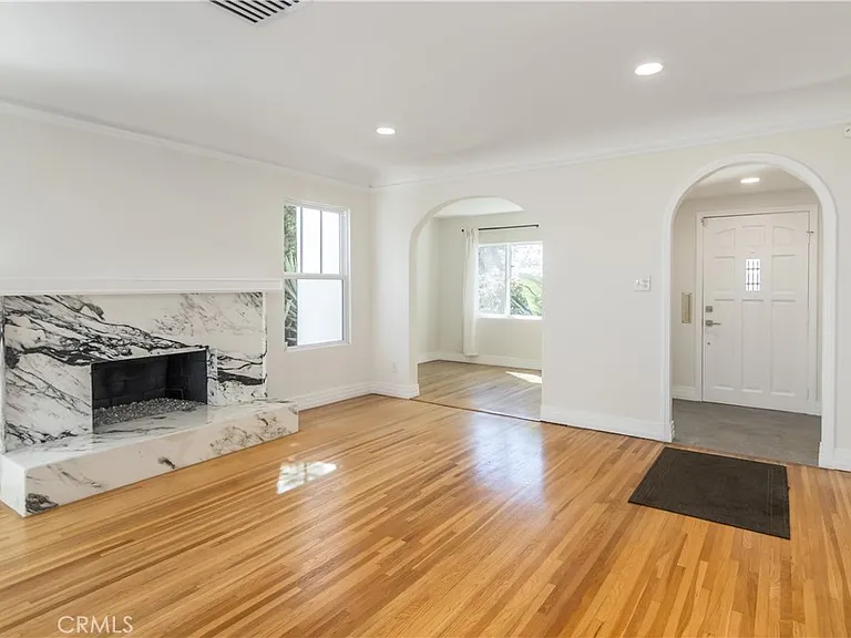 1094 S Plymouth Blvd — Photo 4