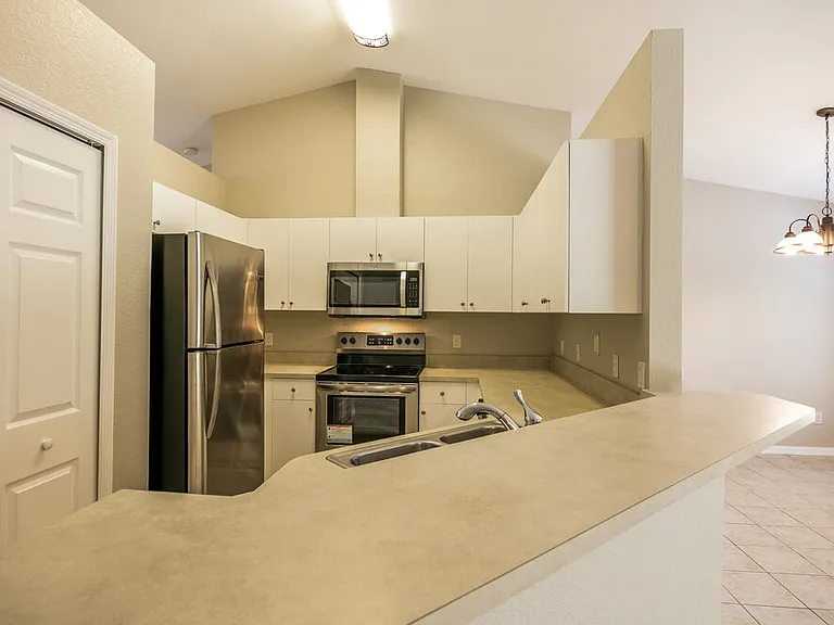 4417 SW 7th Ave — Photo 6