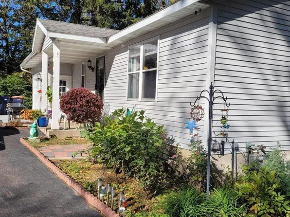 1097 W 32nd St, Holland, MI 49423