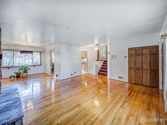 4th image of 676 W Hazelwood Ave