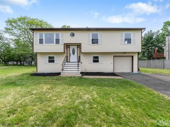 5 Tina Ct, Piscataway, NJ 08854