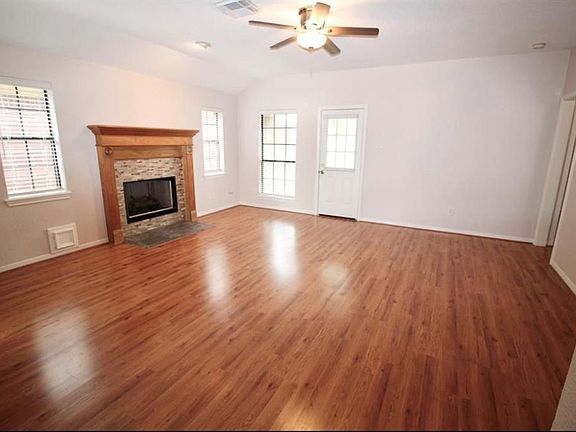 3rd image of 306 Live Oak Ln